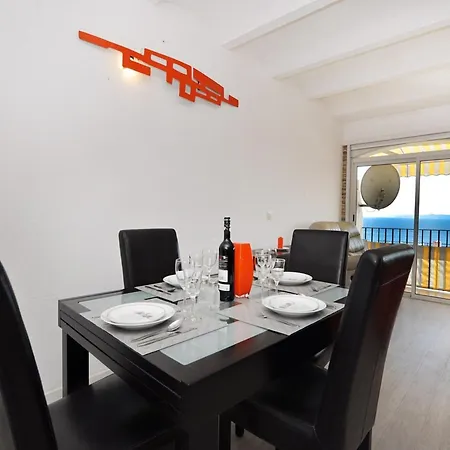 In With Sea View Apartmán